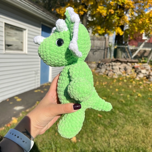 💚🤍 Standing Triceratops Crochet Amigurumi Plushie - Picture 6 of 6